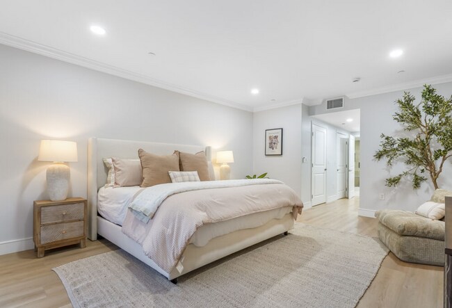 Building Photo - 1878 Greenfield Ave