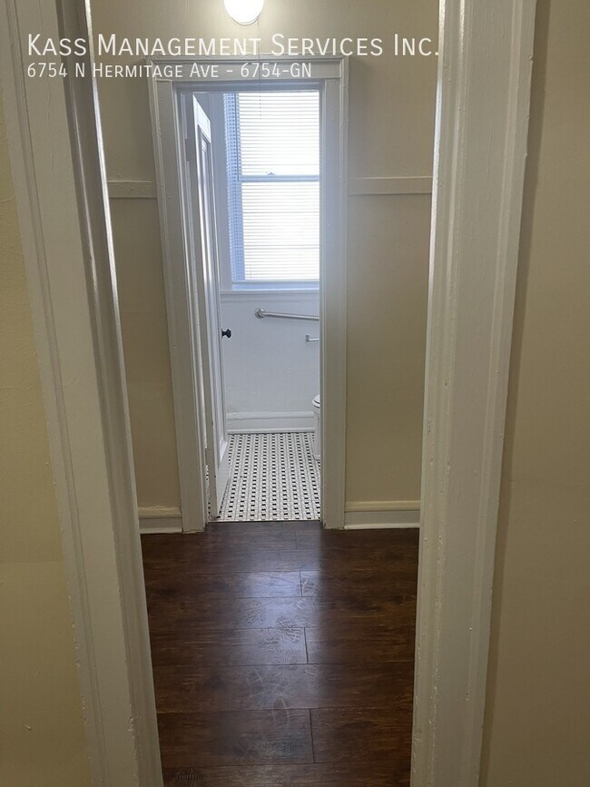 Building Photo - 6754 N Hermitage Ave