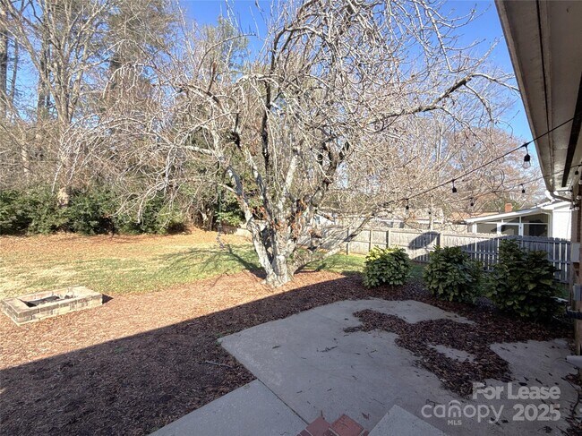 Building Photo - 1601 Starbrook Dr