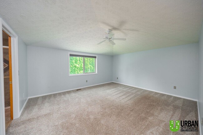 Building Photo - Spacious 4 bedroom and 3 bathroom house fo...
