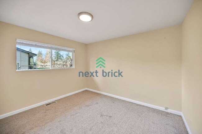 Building Photo - Charming 4-Bed Oasis in Renton with 2 Full Baths