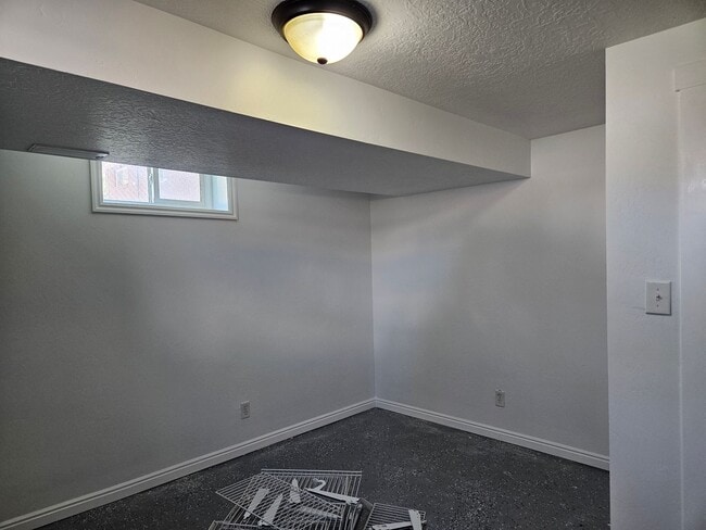 Building Photo - Great 5-Bed 2-Bath House in Bountiful