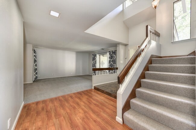 Building Photo - STUNNING 4BD / 2.5BTH SINGLE FAMILY RIGHT ...
