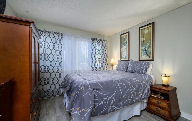 Building Photo - **Light-Filled Condo with Designer Finishes ? | Screened Porch
