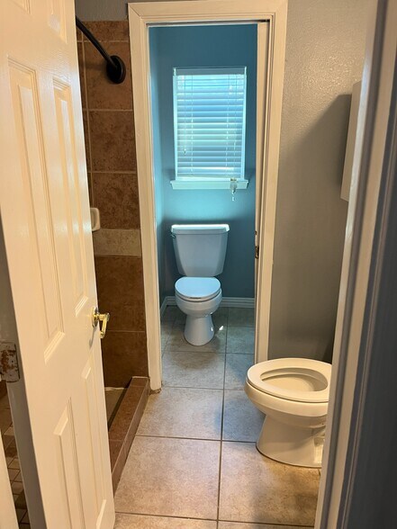 Building Photo - 6902 Colony Park Dr