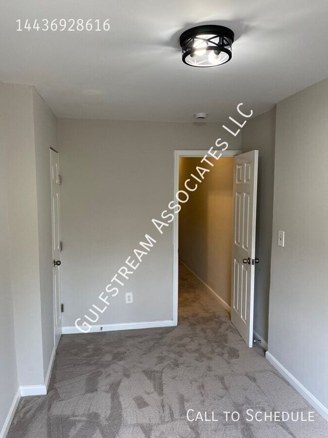 Building Photo - 2413 Llewelyn Ave