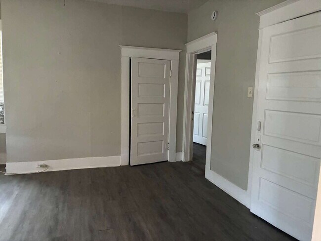 Building Photo - 214 E Huff Ave
