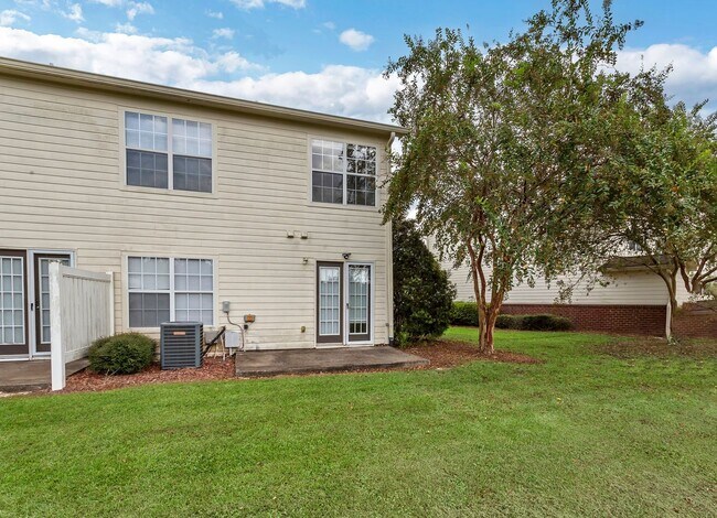 Building Photo - 3/2.5 Crestview Townhome with Community Po...