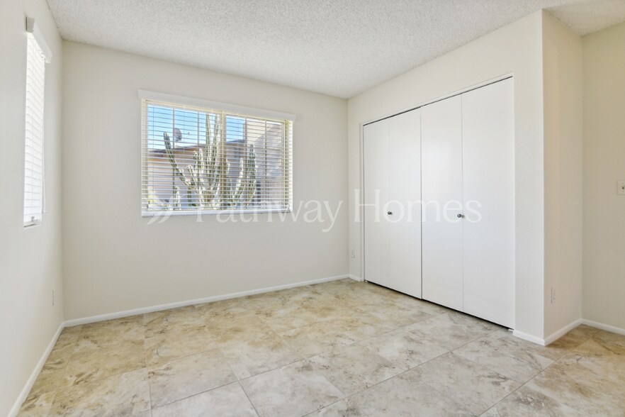 Building Photo - 807 E Country Gables Dr