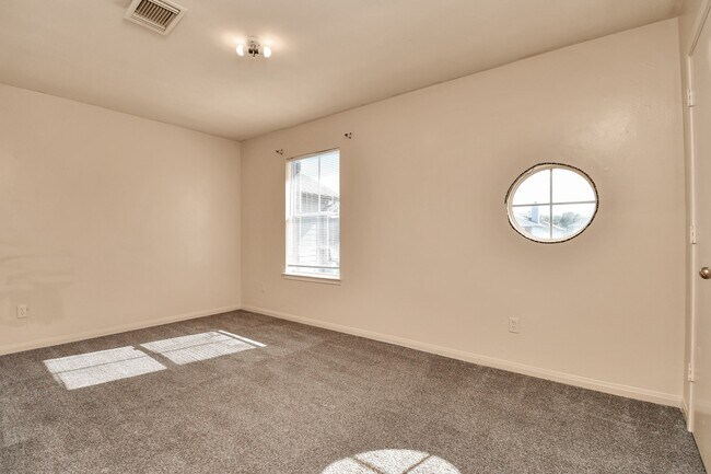 Building Photo - 8914 Pecan Pl Dr