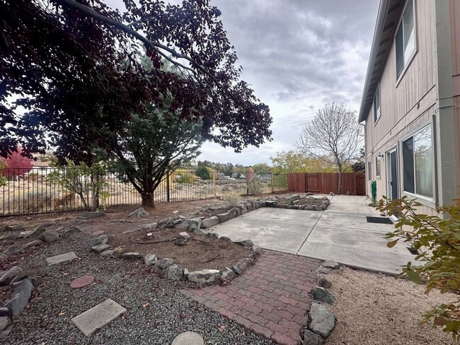Building Photo - Spacious 3 Bedroom 2.5 Bath Home In NW Ren...