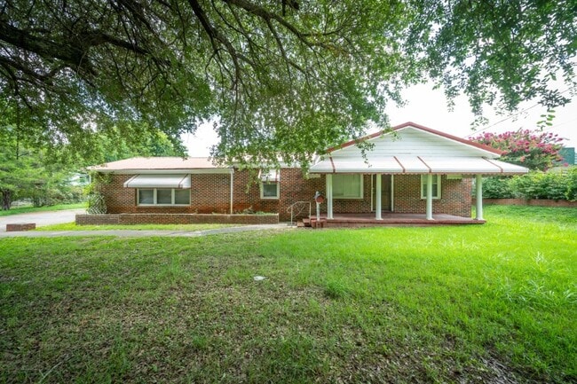 Primary Photo - Hot Listing! Modern 3BR/2BA in Talladega –...