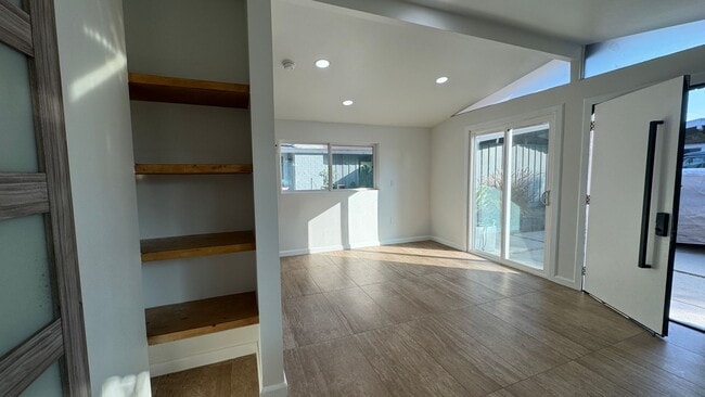 Building Photo - Cozy Cliff May Efficiency in Rancho Neighb...