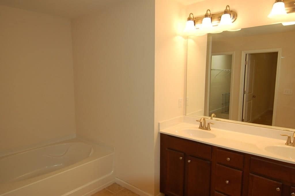 Building Photo - 2100 Greencrest Cir