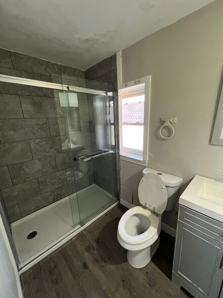 Bathroom 2 - 5108 Silver St