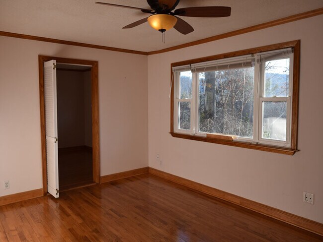 Building Photo - 241 Sunset Dr