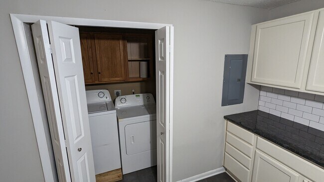 Building Photo - 3840 Homecomer Dr