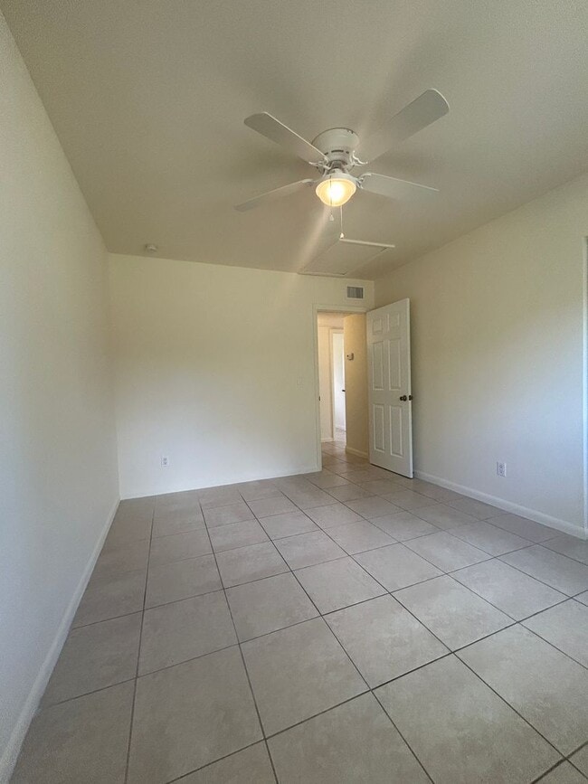Building Photo - Super Charming 2 Bed  Duplex