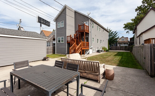 Building Photo - 3138 N Sawyer Ave