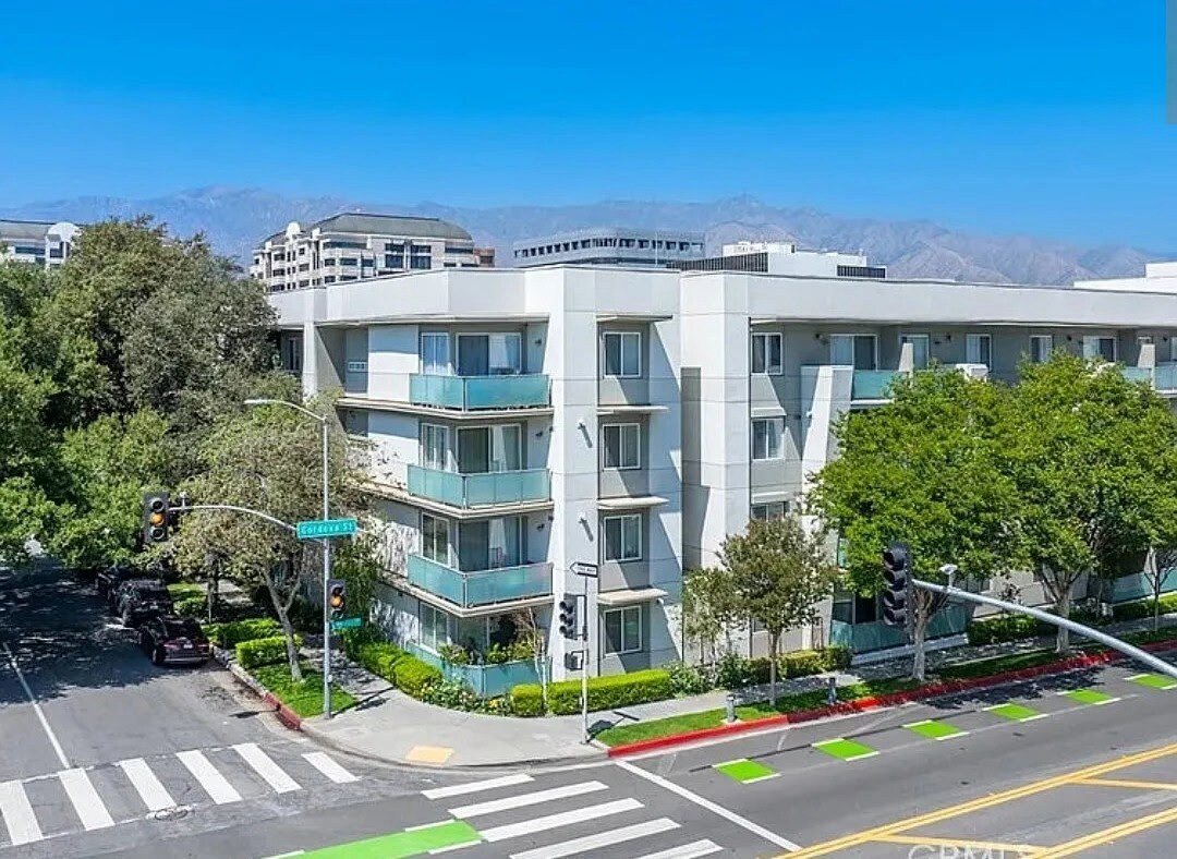 Central Location - 160 S Hudson Ave