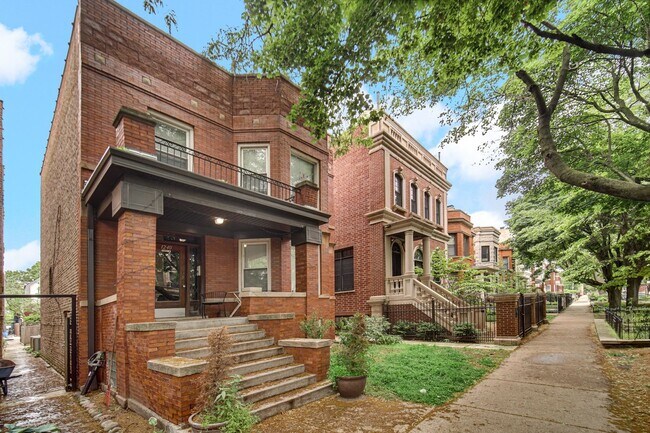 Building Photo - 1240 W Cornelia Ave