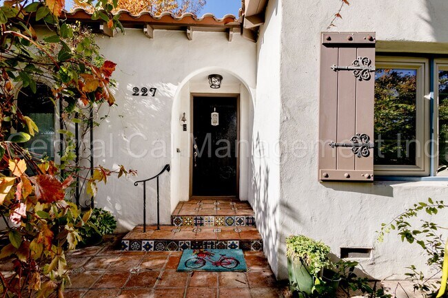 Building Photo - 3 Bedroom/2.5 Bath Home with a Mother In Law Unit - $2595 per month!