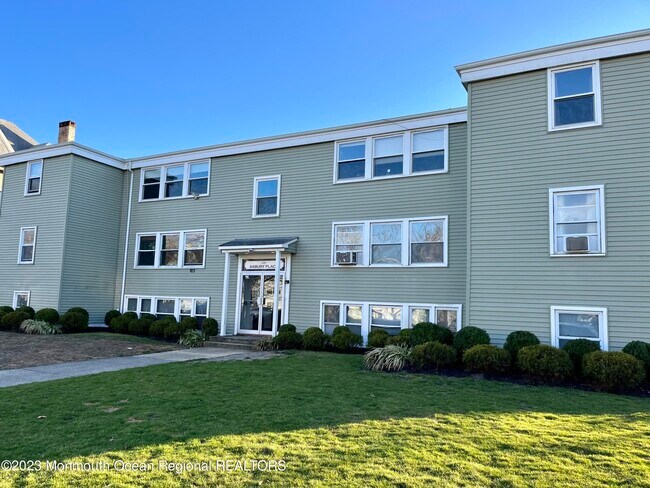 Building Photo - 320 8th Ave