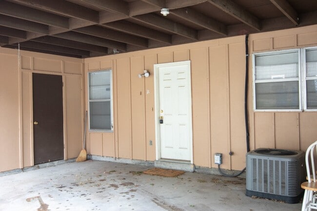 Building Photo - Cozy 1-Bedroom Multiplex Apartment in Coffeyville, KS with Modern Amenities!