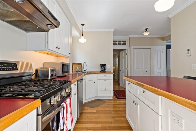 Building Photo - 6 Gladding Ct