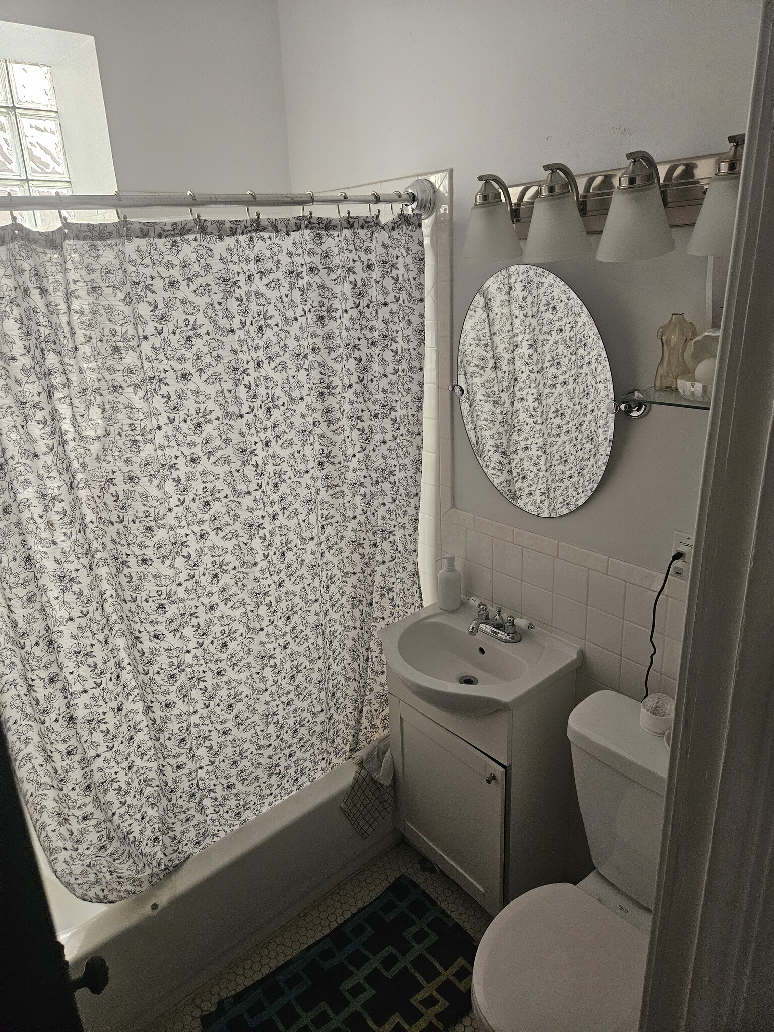 Building Photo - 1924 W Wilson Ave