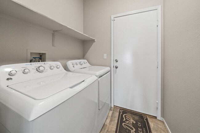 Building Photo - Fully Furnished Single Story Near Silverado Ranch
