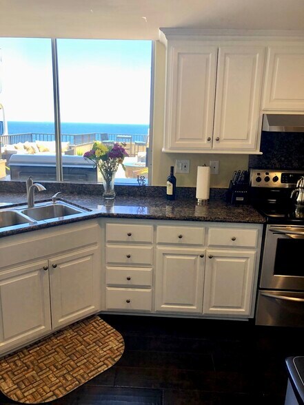 Building Photo - 555 Esplanade