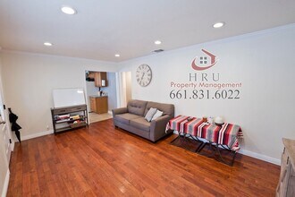 Building Photo - 4 Bed- 2 bath house