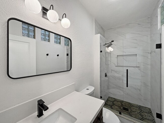 Building Photo - Charming & Spacious 2BD/2.5BA House in Nor...