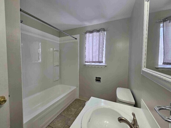 Building Photo - 610 1/2 Sunflower Dr