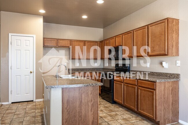 Building Photo - Large Beautiful Home in Coolidge w/ SOLAR