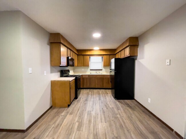 Building Photo - 2213 E Memorial Dr