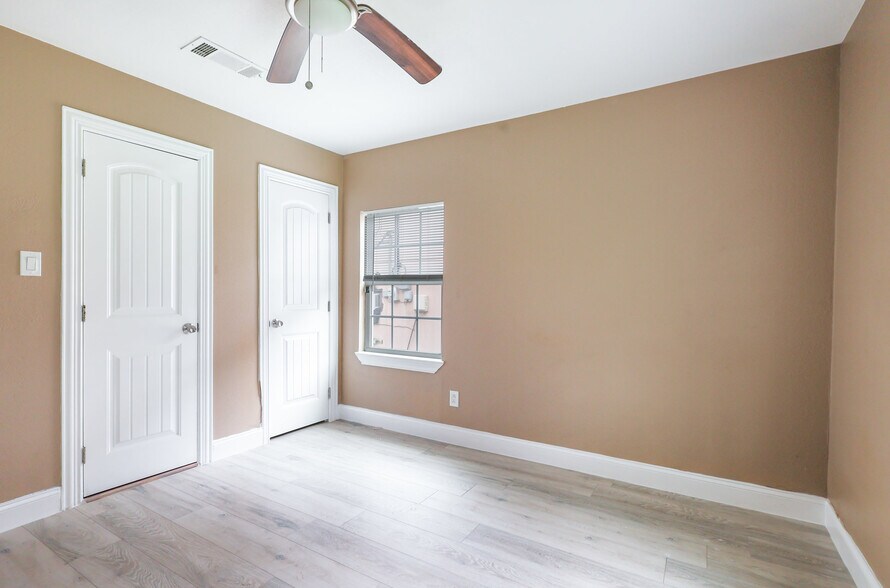 Building Photo - 517 Thompson St