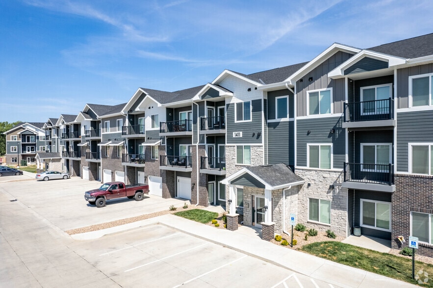 Primary Photo - The 8801 CLO