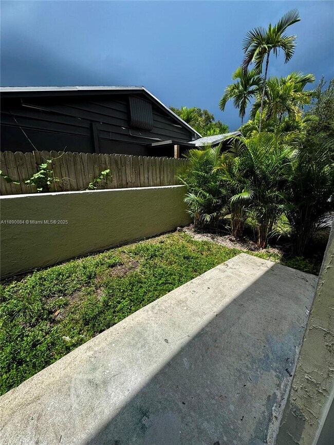 Building Photo - 1460 SW 24th Ct