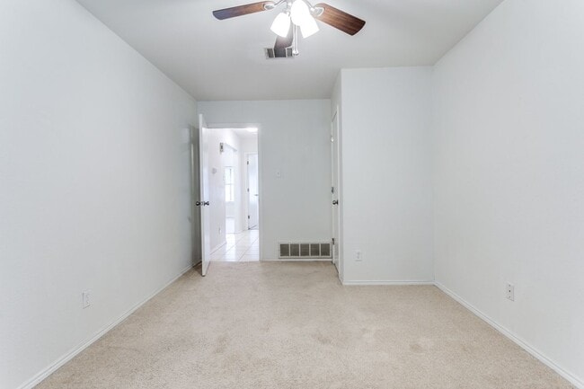 Building Photo - 215 Meadowbrook Ln