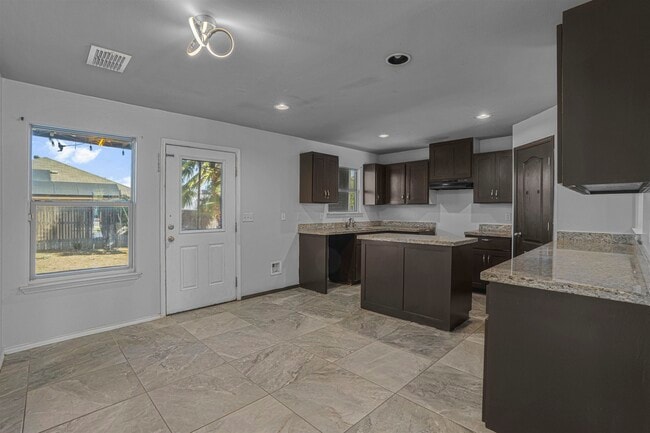 Building Photo - 5528 Somerville St