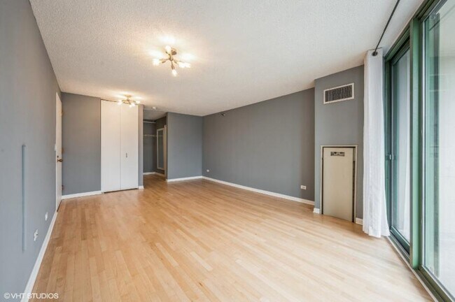 Building Photo - 0 bedroom in Chicago IL 60610