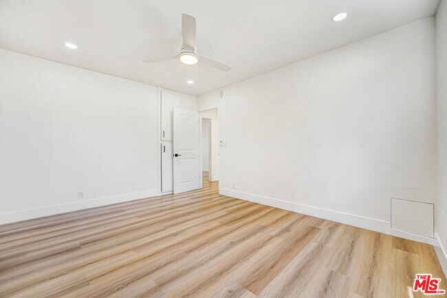 Building Photo - 8208 Romaine St