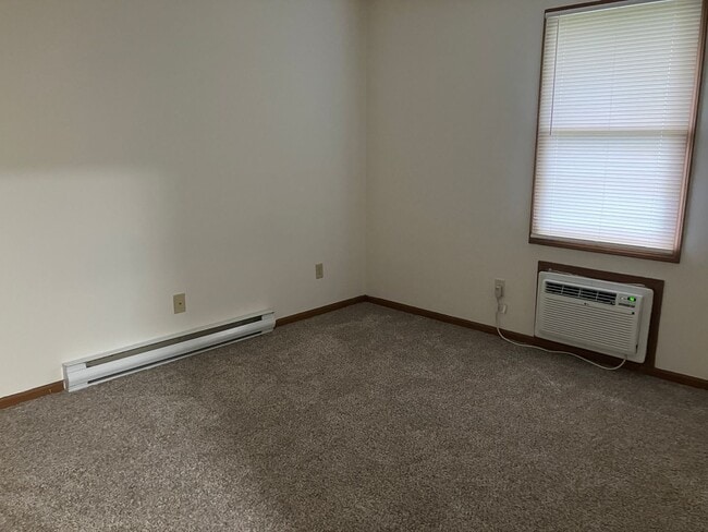 Building Photo - Troy Crossing - 2 Bedroom & 1.5 Bath Townh...