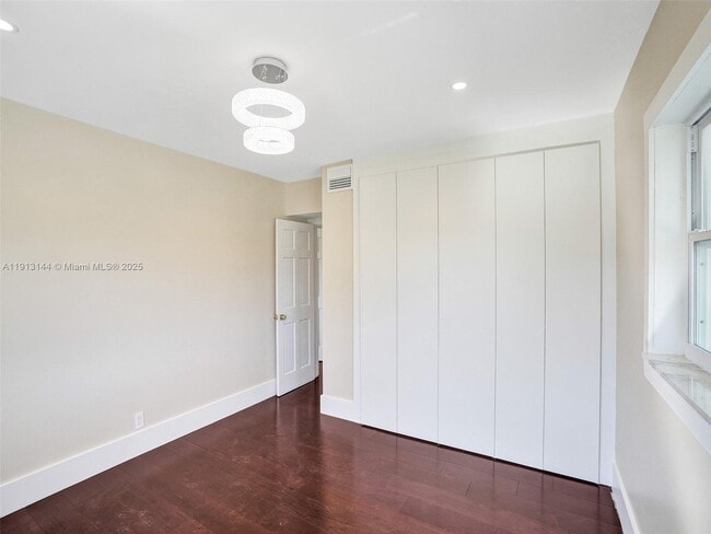 Building Photo - 2421 NE 7th Pl