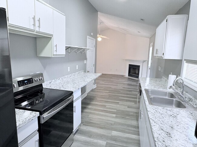 Building Photo - 418 Eucalyptus Ln