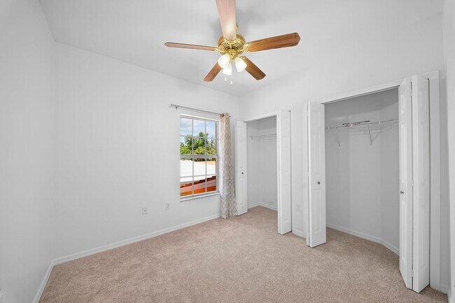 Building Photo - Nicely updated 3-bedroom, 2-bath upper-floor condo in Fort Myers