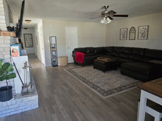 Building Photo - 1004 W Yucca Ave