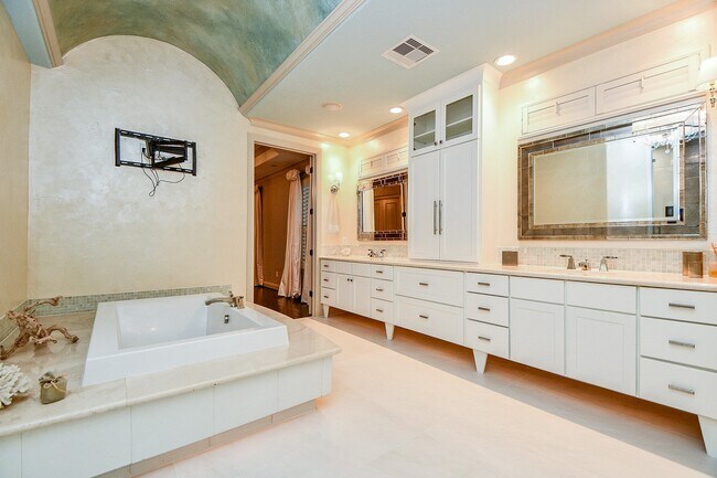 Building Photo - 12316 Oak Bend Cir